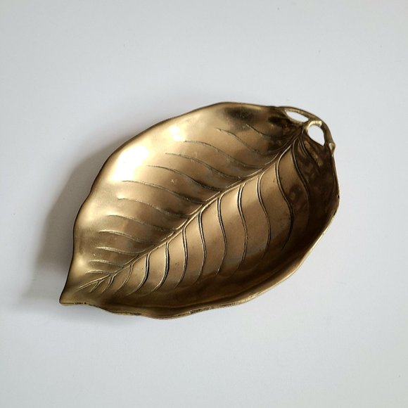 Large brass trinket dish leaf shape. - Picture 1 of 7